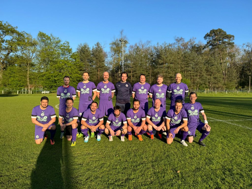 „Hells Bells“ in Hochstetten: Alte Herren der SG Daxlanden gewinnen Krimi auf Grusel-Platz